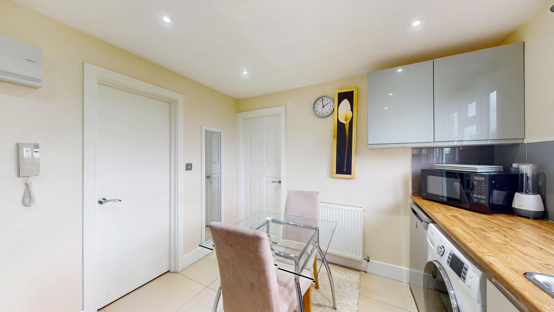 Modern Apartment Greenfield Gardens , London